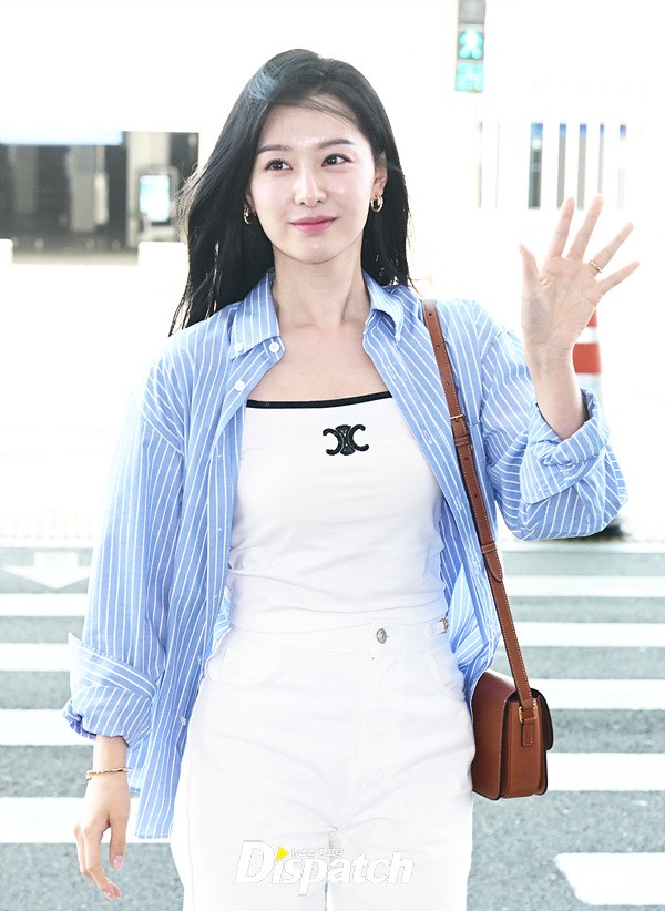 Nữ hoàng nước mắt Kim Ji Won hóa Nữ hoàng sân bay: Lên đồ đơn giản vẫn xinh ngất ngây, khoảnh khắc kinh ngạc viral MXH - Ảnh 8.