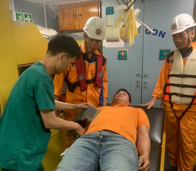 Vượt sóng đêm, kịp thời đưa thuyền viên nước ngoài về đất liền cấp cứu - Ảnh 2.