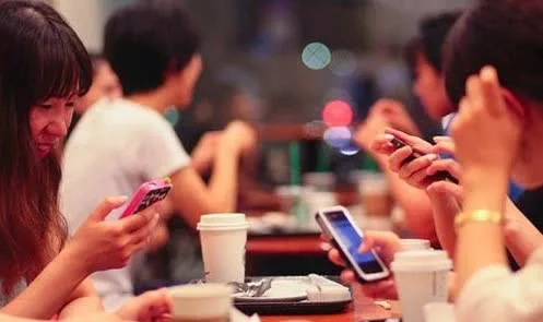 Tham gia họp lớp, cầm nhầm điện thoại của bạn b&ecirc;n cạnh rồi đọc to tin nhắn vừa được gửi đến, 2 người bỗng đứng dậy đi về lu&ocirc;n - Ảnh 2.