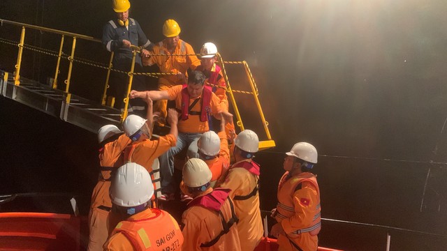Vượt sóng đêm, kịp thời đưa thuyền viên nước ngoài về đất liền cấp cứu - Ảnh 1.