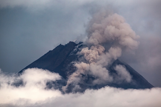 Ít nhất 28 người chết, nhiều người mất tích do lũ quét và dung nham lạnh ở Indonesia - Ảnh 1.