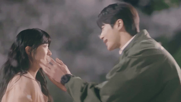 Cõng Anh Mà Chạy tập 11: Byeon Woo Seok - Kim Hye Yoon có cảnh hôn ngọt lịm tim khiến netizen bấn loạn - Ảnh 4.