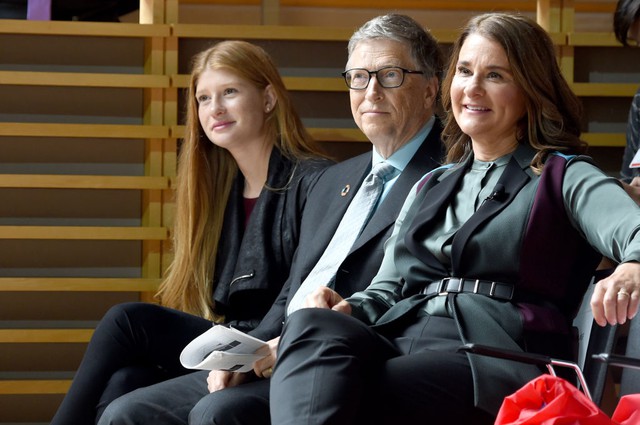 Tỷ phú Bill Gates và vợ cũ Melinda cùng chia sẻ thông điệp nhân ngày vui của con gái lớn - Ảnh 2.