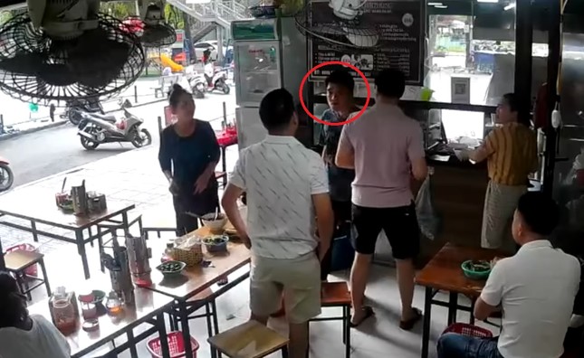 Người đ&agrave;n &ocirc;ng bị kh&aacute;ch c&ugrave;ng b&agrave;n ăn đ&acirc;m trọng thương - Ảnh 1.