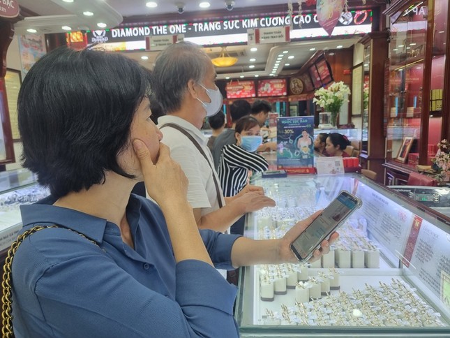 Giá vàng như lên đồng, có tiền cũng không mua được - Ảnh 4. Giá vàng như lên đồng, có tiền cũng không mua được - Ảnh 4.