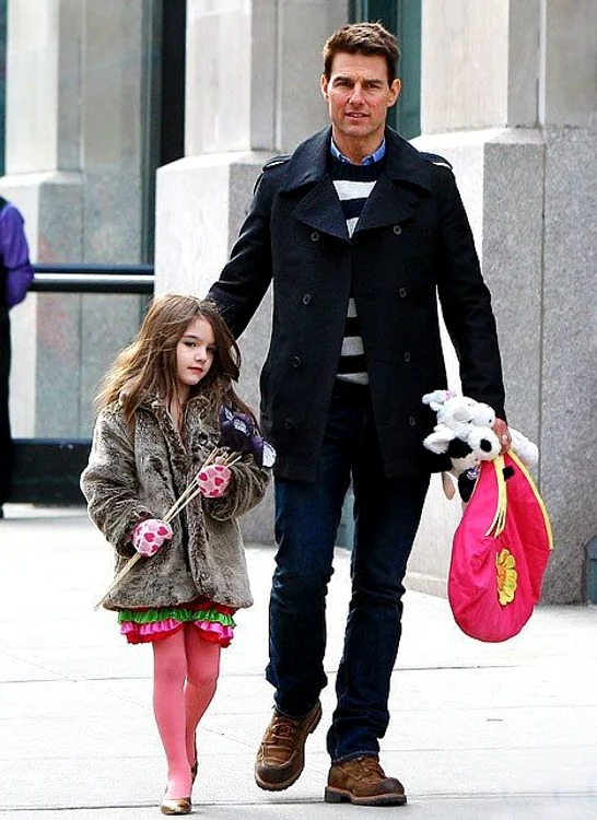 Vừa tròn 18 tuổi và bị cắt trợ cấp, Suri Cruise bỏ ngay họ của cha ruột Tom Cruise - Ảnh 6.