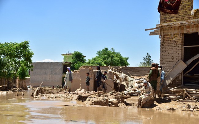 Lũ lụt tàn phá ở Afghanistan, 315 người đã thiệt mạng - Ảnh 1.