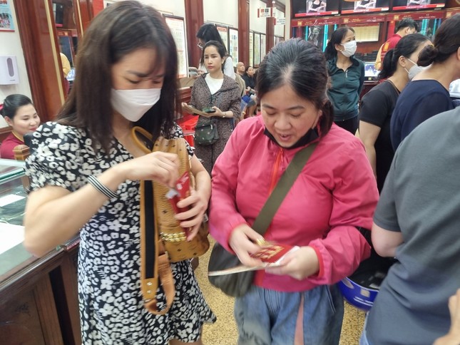 Giá vàng như lên đồng, có tiền cũng không mua được - Ảnh 3. Giá vàng như lên đồng, có tiền cũng không mua được - Ảnh 3.