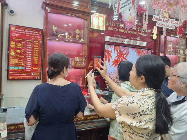 Giá vàng như lên đồng, có tiền cũng không mua được - Ảnh 2. Giá vàng như lên đồng, có tiền cũng không mua được - Ảnh 2.