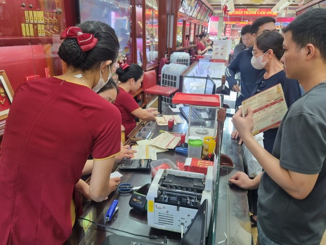 Giá vàng như lên đồng, có tiền cũng không mua được - Ảnh 1. Giá vàng như lên đồng, có tiền cũng không mua được - Ảnh 1.