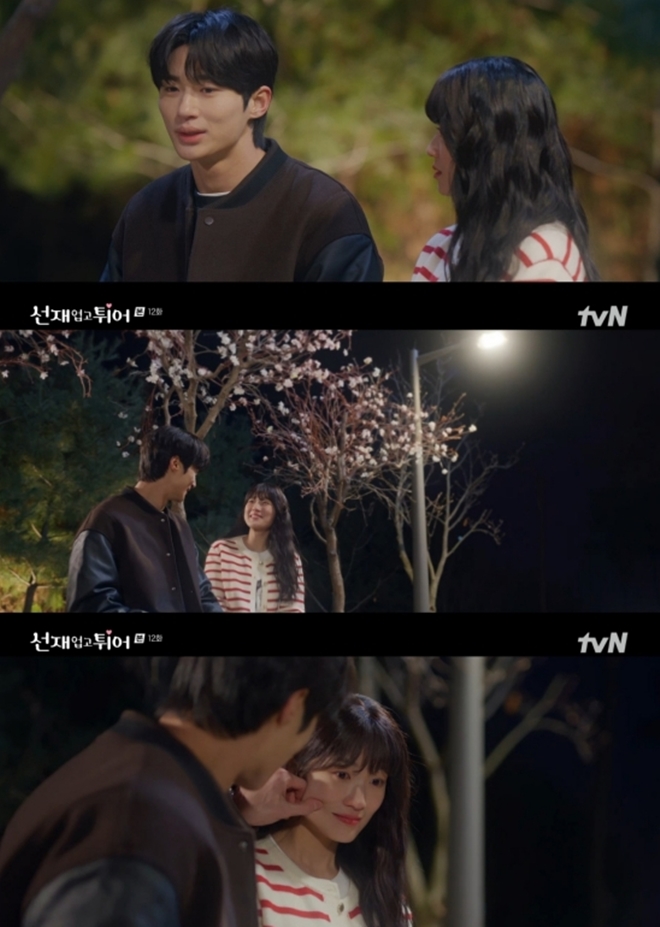 Cõng Anh Mà Chạy tập 12: Kim Hye Yoon - Byeon Woo Seok có cảnh giường chiếu khiến netizen náo loạn - Ảnh 1.