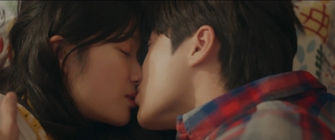 Cõng Anh Mà Chạy tập 12: Kim Hye Yoon - Byeon Woo Seok có cảnh giường chiếu khiến netizen náo loạn - Ảnh 4.