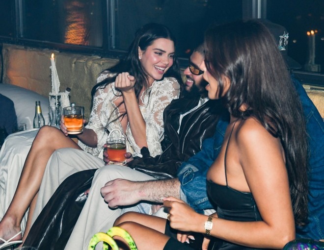 Vừa gương vỡ lại lành với Kendall Jenner sau Met Gala, rapper Bad Bunny liền ôm hôn trai lạ? - Ảnh 2.