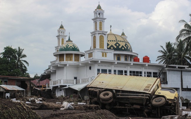 Số người thiệt mạng tăng lên 44, Indonesia áp dụng tình trạng ứng phó khẩn cấp sau lũ quét - Ảnh 1.