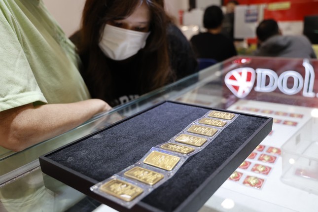 Gi&aacute; v&agrave;ng SJC giảm mạnh trước giờ đấu thầu - Ảnh 1.