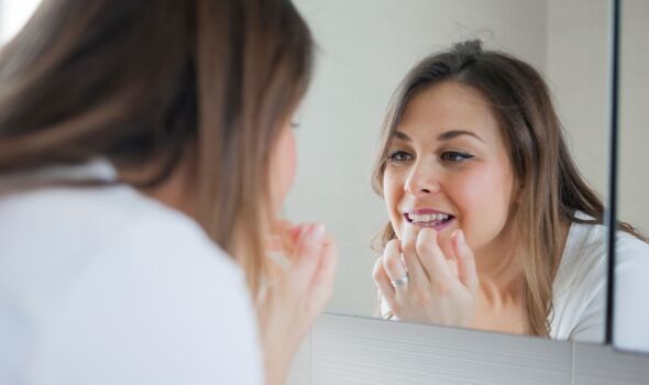Nha sĩ cảnh báo những loại trái cây phổ biến này có thể gặm mòn răng của bạn - Ảnh 2.
