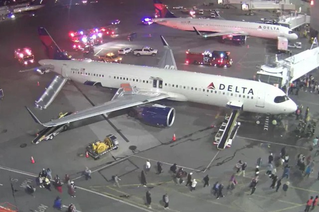 Video: Máy bay chở 189 người đột ngột phát nổ, hành khách hoảng sợ tán loạn chạy thoát thân - Ảnh 3.
