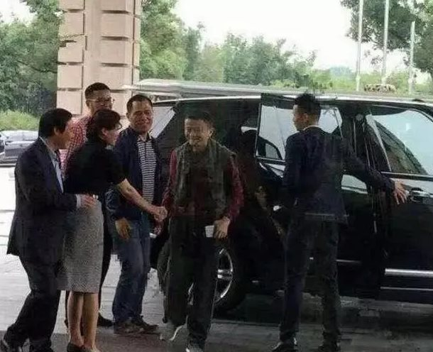 Đến buổi họp lớp, Jack Ma chụp một bức ảnh cũng gây bão mạng xã hội: Người xem gật gù người này xứng đáng nhận sự kính nể - Ảnh 7.