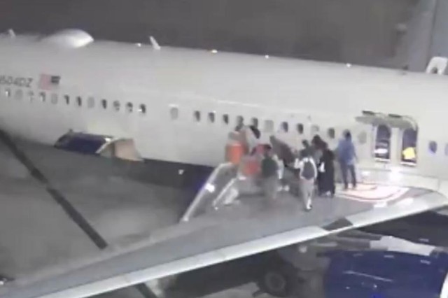 Video: Máy bay chở 189 người đột ngột phát nổ, hành khách hoảng sợ tán loạn chạy thoát thân - Ảnh 2.