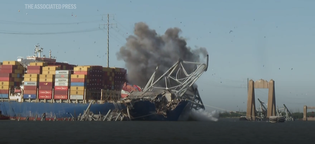 Khoảnh khắc phần còn lại của cầu Baltimore (Mỹ) sụp đổ hoàn toàn do bị kích nổ có kiểm soát - Ảnh 2.