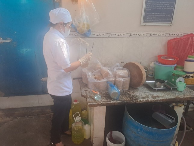 Vụ ngộ độc hơn 50 người ở Bình Thuận: Sở Y tế không thể lấy được mẫu thức ăn - Ảnh 1.
