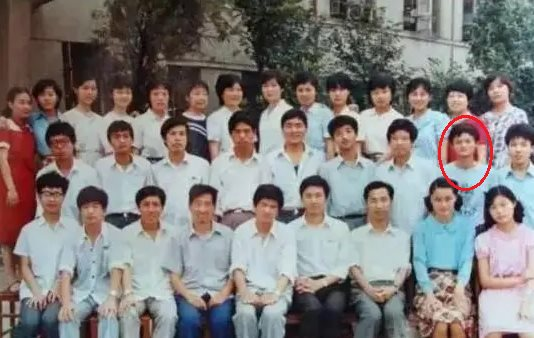 Đến buổi họp lớp, Jack Ma chụp một bức ảnh cũng gây bão mạng xã hội: Người xem gật gù người này xứng đáng nhận sự kính nể - Ảnh 2.