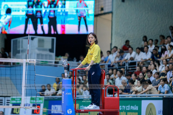 Nữ trọng tài Thái Lan cực sexy gây sốt ở giải bóng chuyền quốc tế VTV9 Bình Điền - Ảnh 2.