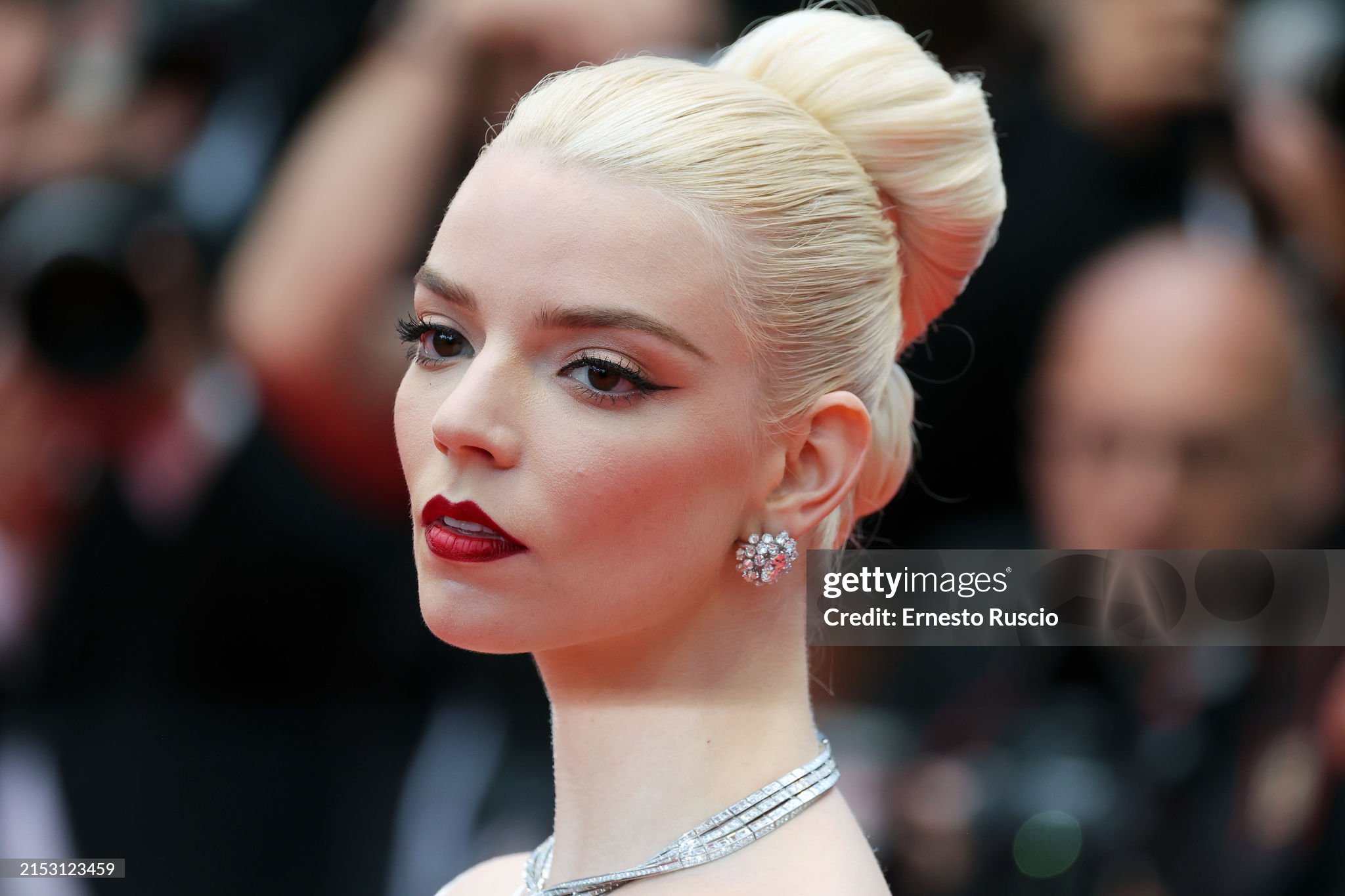 Thảm đỏ Cannes ngày 2: Búp bê Anya Taylor-Joy đẹp vô thực so kè Đường Yên - Quan Hiểu Đồng, xuất hiện cả dàn khách mời mặc lố! - Ảnh 6.