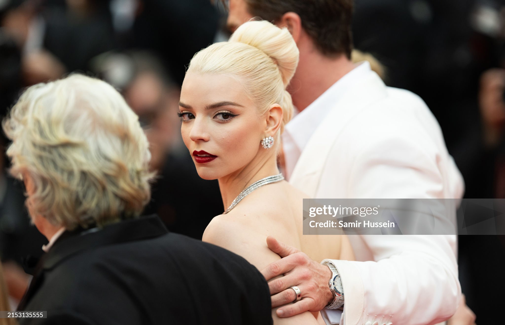 Thảm đỏ Cannes ngày 2: Búp bê Anya Taylor-Joy đẹp vô thực so kè Đường Yên - Quan Hiểu Đồng, xuất hiện cả dàn khách mời mặc lố! - Ảnh 5.