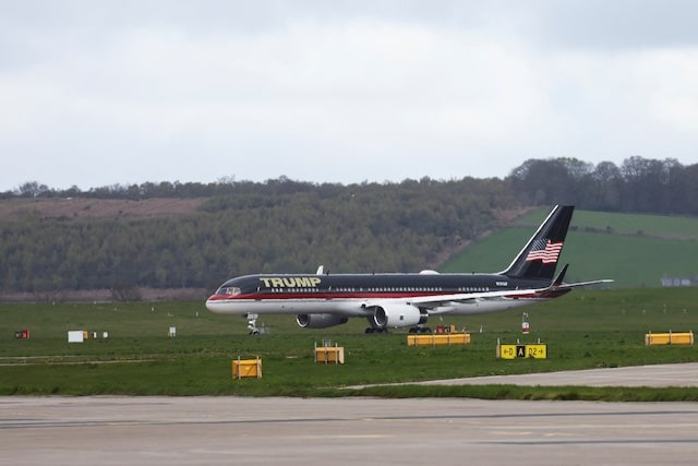 Máy bay riêng của ông Trump va chạm máy bay khác ở sân bay - Ảnh 1.