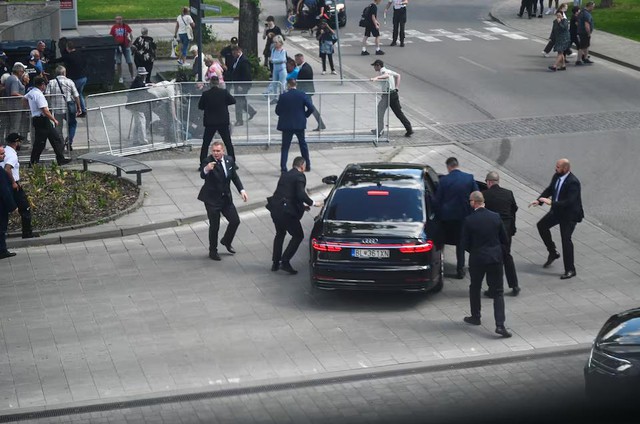 Thủ tướng Slovakia nguy kịch, thế giới phẫn nộ trước âm mưu ám sát - Ảnh 1.