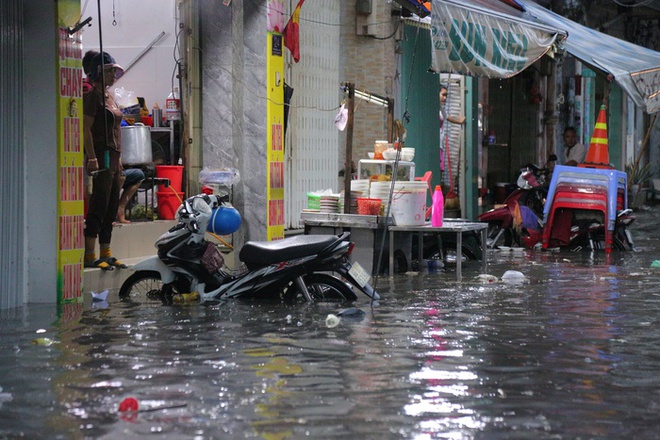 Người dân TP.HCM không kịp trở tay trong trận mưa lớn nhất kể từ đầu năm: Nước ngập gần lút bánh xe, tràn vào nhà - Ảnh 11.
