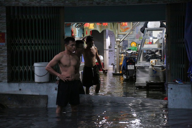 Người dân TP.HCM không kịp trở tay trong trận mưa lớn nhất kể từ đầu năm: Nước ngập gần lút bánh xe, tràn vào nhà - Ảnh 10.