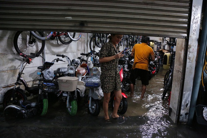 Người dân TP.HCM không kịp trở tay trong trận mưa lớn nhất kể từ đầu năm: Nước ngập gần lút bánh xe, tràn vào nhà - Ảnh 8.