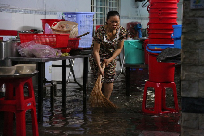 Người dân TP.HCM không kịp trở tay trong trận mưa lớn nhất kể từ đầu năm: Nước ngập gần lút bánh xe, tràn vào nhà - Ảnh 6.