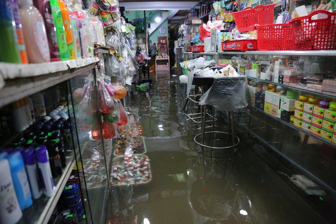 Người dân TP.HCM không kịp trở tay trong trận mưa lớn nhất kể từ đầu năm: Nước ngập gần lút bánh xe, tràn vào nhà - Ảnh 5.