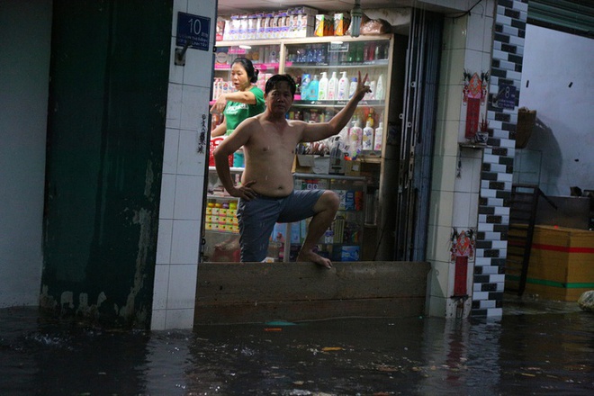 Người dân TP.HCM không kịp trở tay trong trận mưa lớn nhất kể từ đầu năm: Nước ngập gần lút bánh xe, tràn vào nhà - Ảnh 3.
