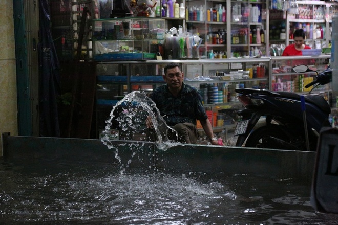 Người dân TP.HCM không kịp trở tay trong trận mưa lớn nhất kể từ đầu năm: Nước ngập gần lút bánh xe, tràn vào nhà - Ảnh 2.