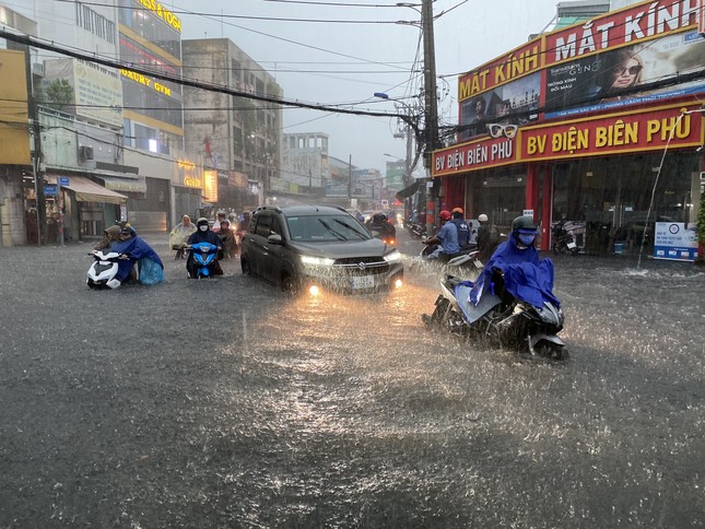 Người dân TPHCM cần đề phòng mưa dông liên tiếp nhiều ngày tới - Ảnh 1.