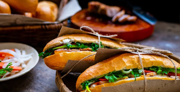 Thương hiệu “bánh mì xẻ đôi” bất ngờ được báo quốc tế ca ngợi: Giá 6USD nhưng hương vị ngon nhất Việt Nam - Ảnh 3.