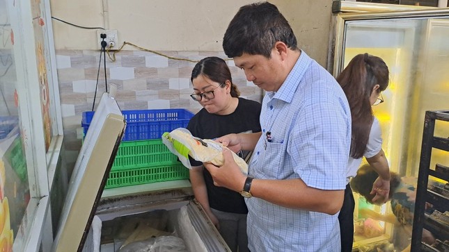 Vụ ngộ độc thực phẩm hơn 50 người ở Bìn…