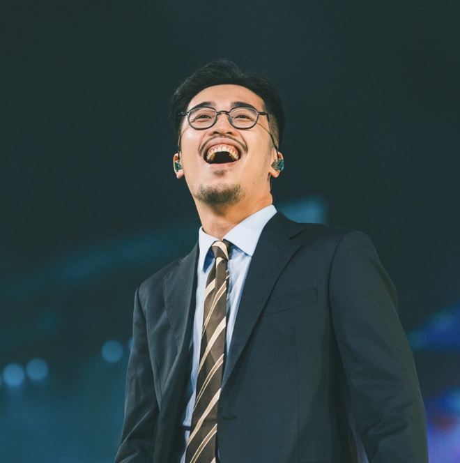 Netizen quốc tế tràn vào MV của Vũ., dành toàn lời khen ngợi sau sân khấu bất ngờ tại Hong Kong (Trung Quốc) - Ảnh 4.