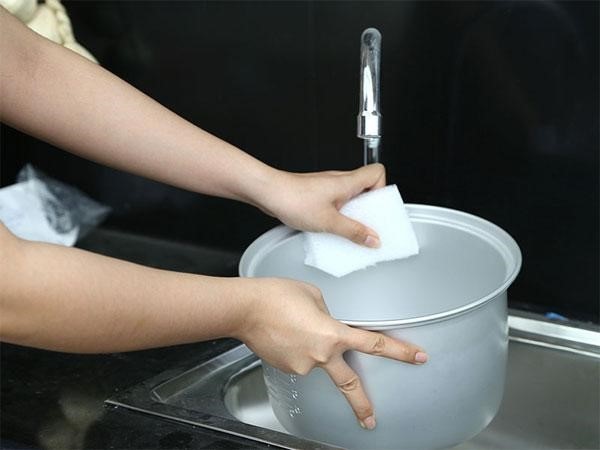 Rửa nồi cơm điện mà ngâm với nước thì mới chỉ làm đúng 1 nửa: Việc đơn giản nhưng nhiều người chủ quan - Ảnh 1.