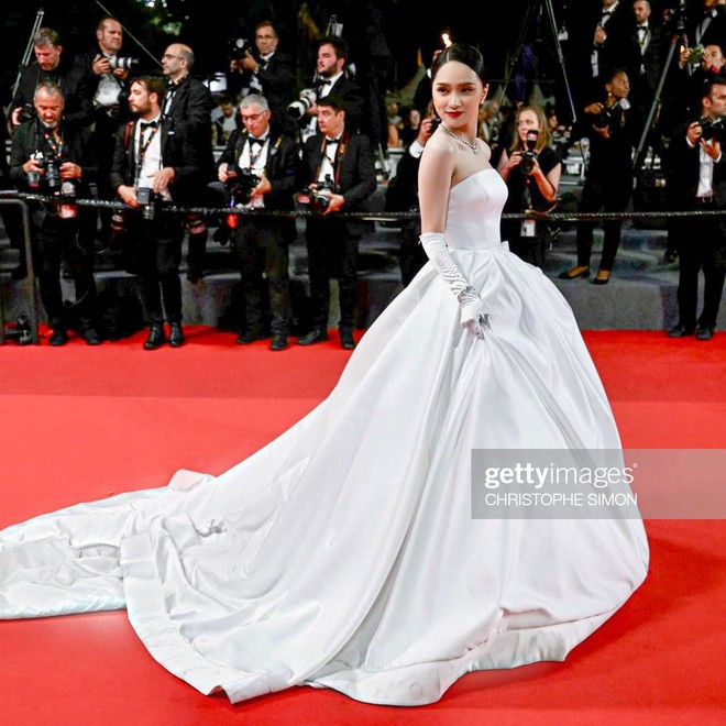 Bỏ lỡ thảm đỏ LHP Cannes phút chót, Hoa hậu Hương Giang ra dáng phú bà check in sang chảnh tại Pháp - Ảnh 7.