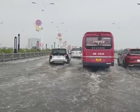 Hà Nội: Rác thải ngập ngụa bịt kín rãnh thoát nước trên cầu Vĩnh Tuy - Ảnh 17.