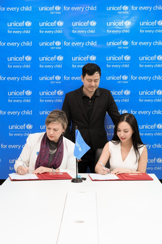 Thân thế CEO vừa quyên góp 1 triệu đô cho UNICEF VN: Bố mẹ nông dân nuôi con trai thành tiến sĩ, con gái làm giám đốc - Ảnh 1.