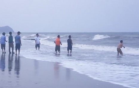 Hai học sinh lớp 9 ở Hà Tĩnh đi tắm biển, bị sóng cuốn mất tích - Ảnh 1.