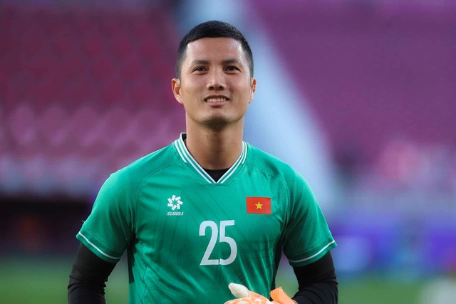 Thủ môn ĐT Việt Nam bị mất trí nhớ tạm thời do va chạm mạnh tại V.League - Ảnh 1.