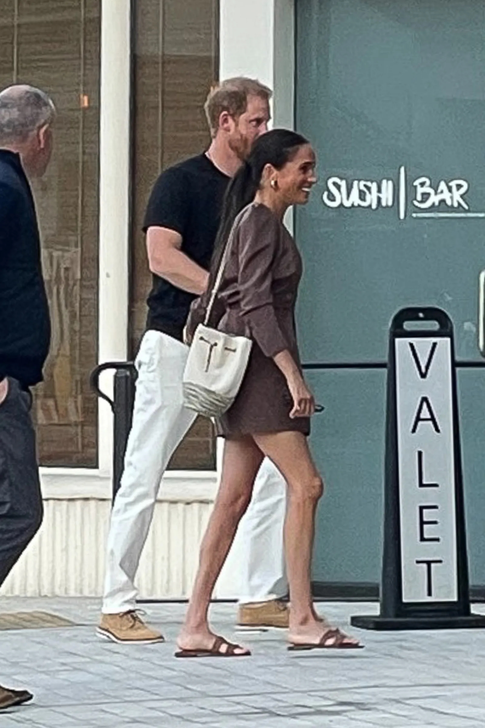 Meghan Markle gợi ý những cách phối đồ đẹp với sandal - Ảnh 3.