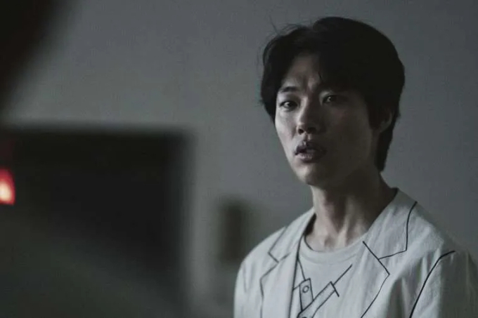 Bom tấn sinh tồn vừa chiếu liền nhận mưa lời khen, Ryu Jun Yeol nhập vai xuất sắc khiến netizen không nỡ ghét - Ảnh 6.